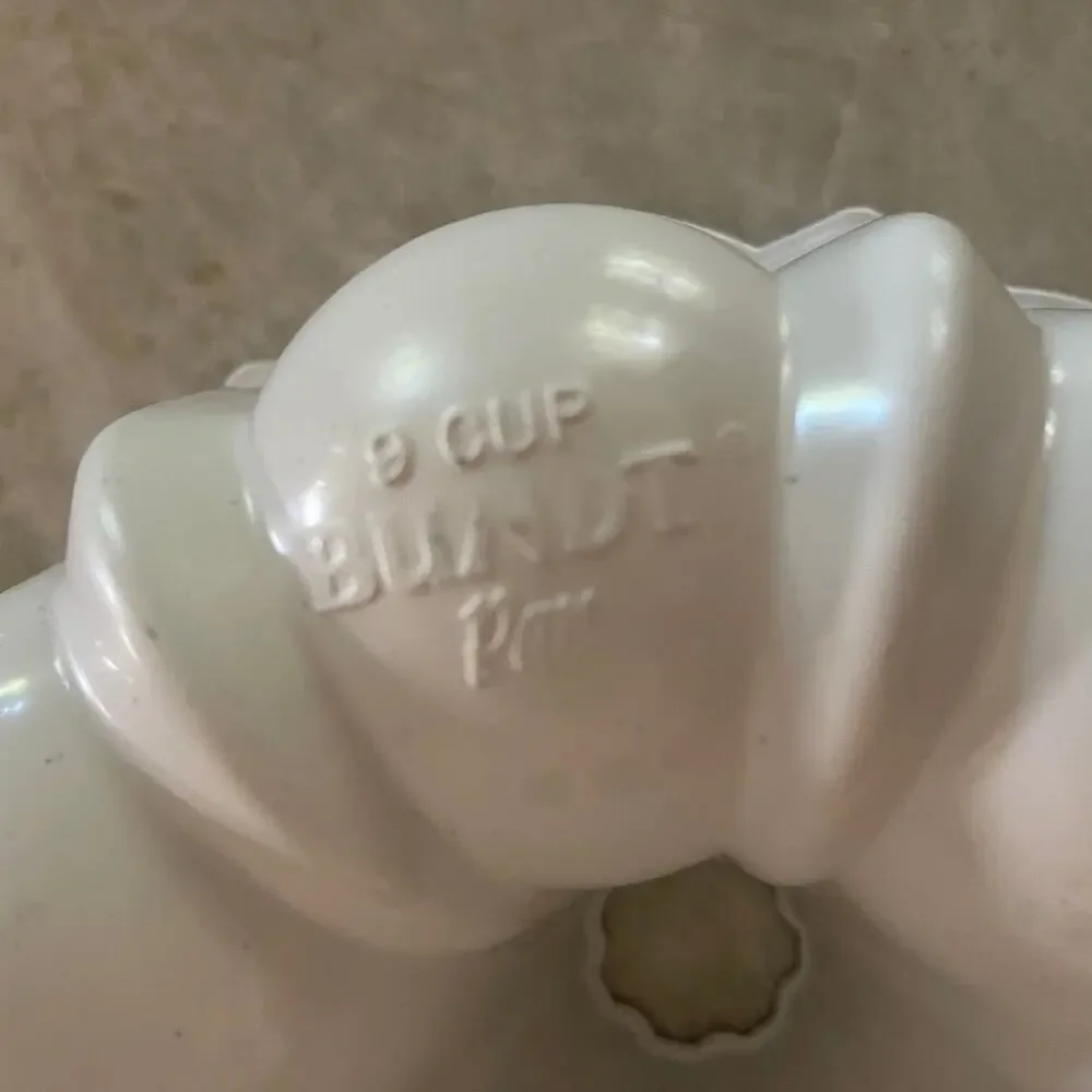 Nordic Ware aluminum Bundt Pan 9” white